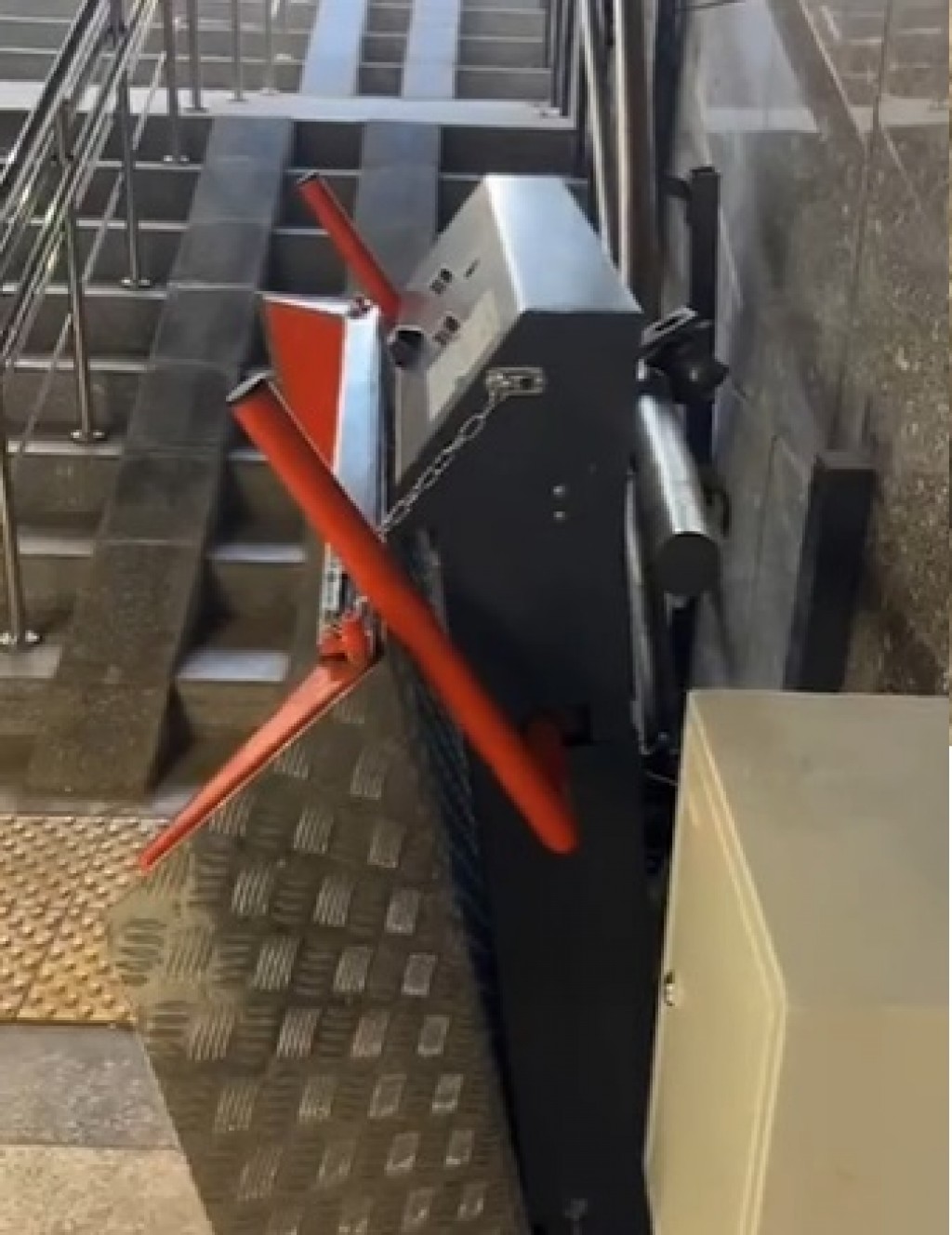 Неизвестные разломали электроподъемник в одном из подземных переходов Караганды