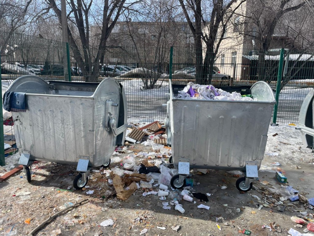 Мусорные площадки начали убирать в Караганде после зимы