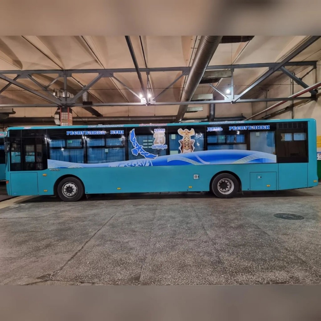 Карагандинский автопарк украсил автобусы ко Дню Республики