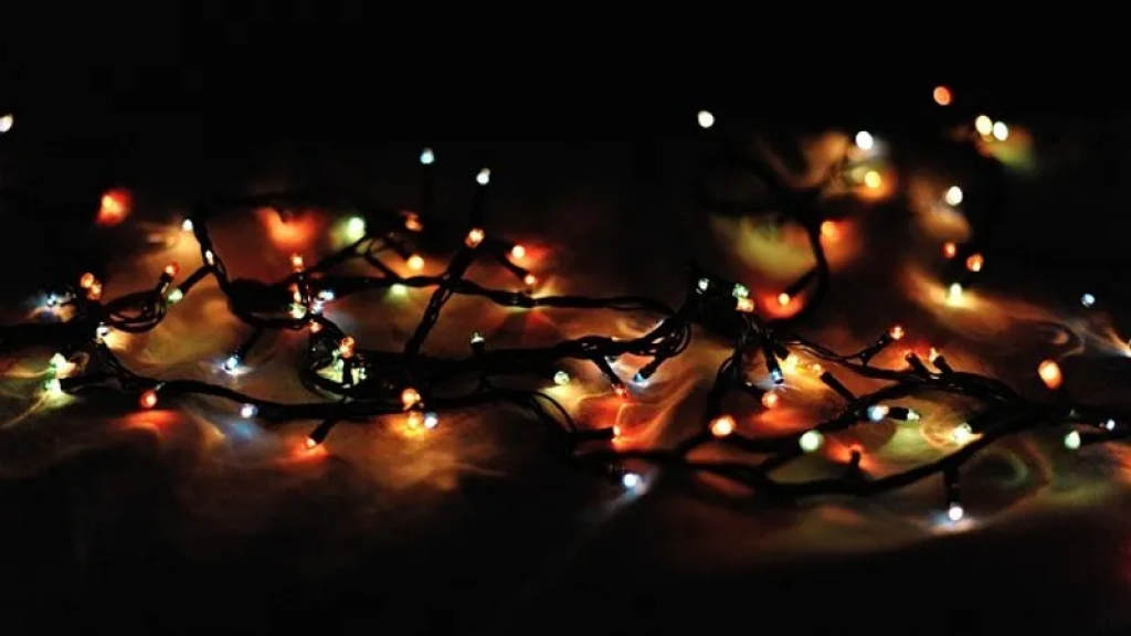 Куда в квартире повесить новогодние гирлянды, чтобы не обеднеть в следующем году