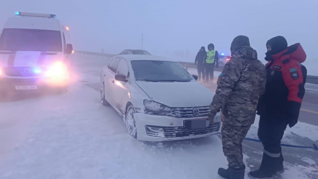 Более трёх с половиной тысяч человек оказались в снежном плену на дорогах Карагандинской области