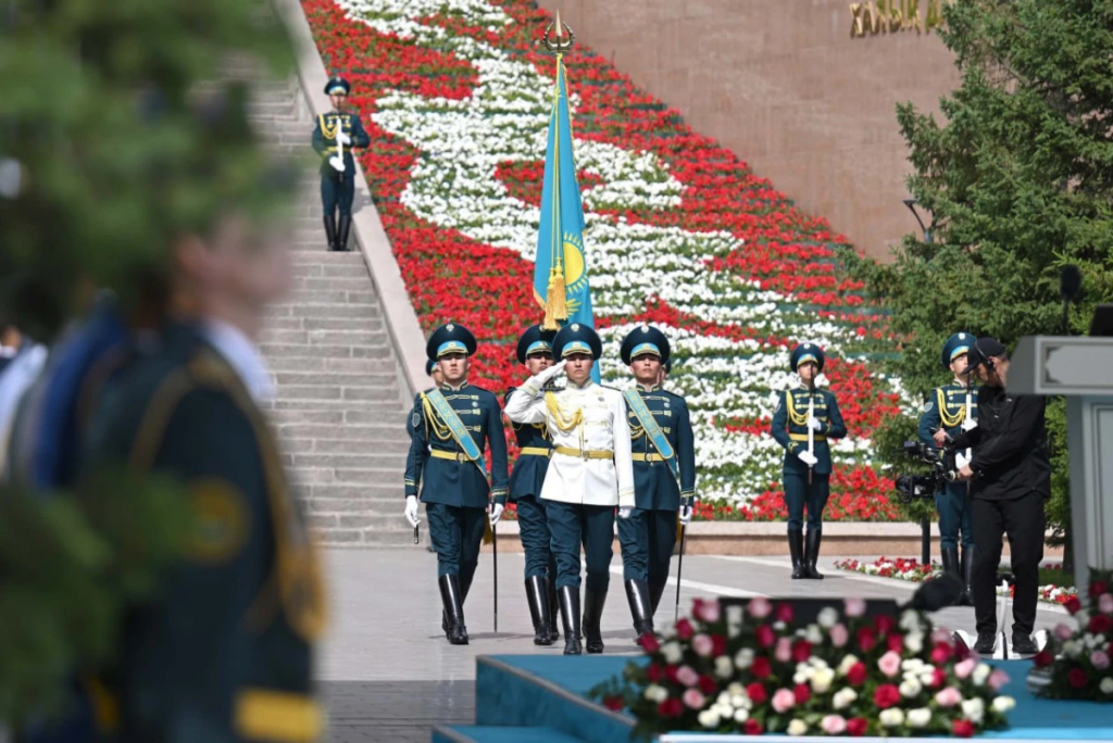 Президент принял участие в церемонии поднятия Государственного флага
