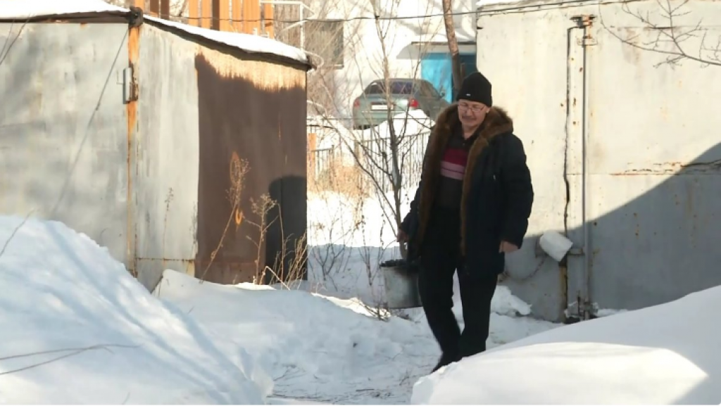 «Таскаем ведра с углем на 2 этаж»: жители более 40 домов в Сарани топят печи в квартирах