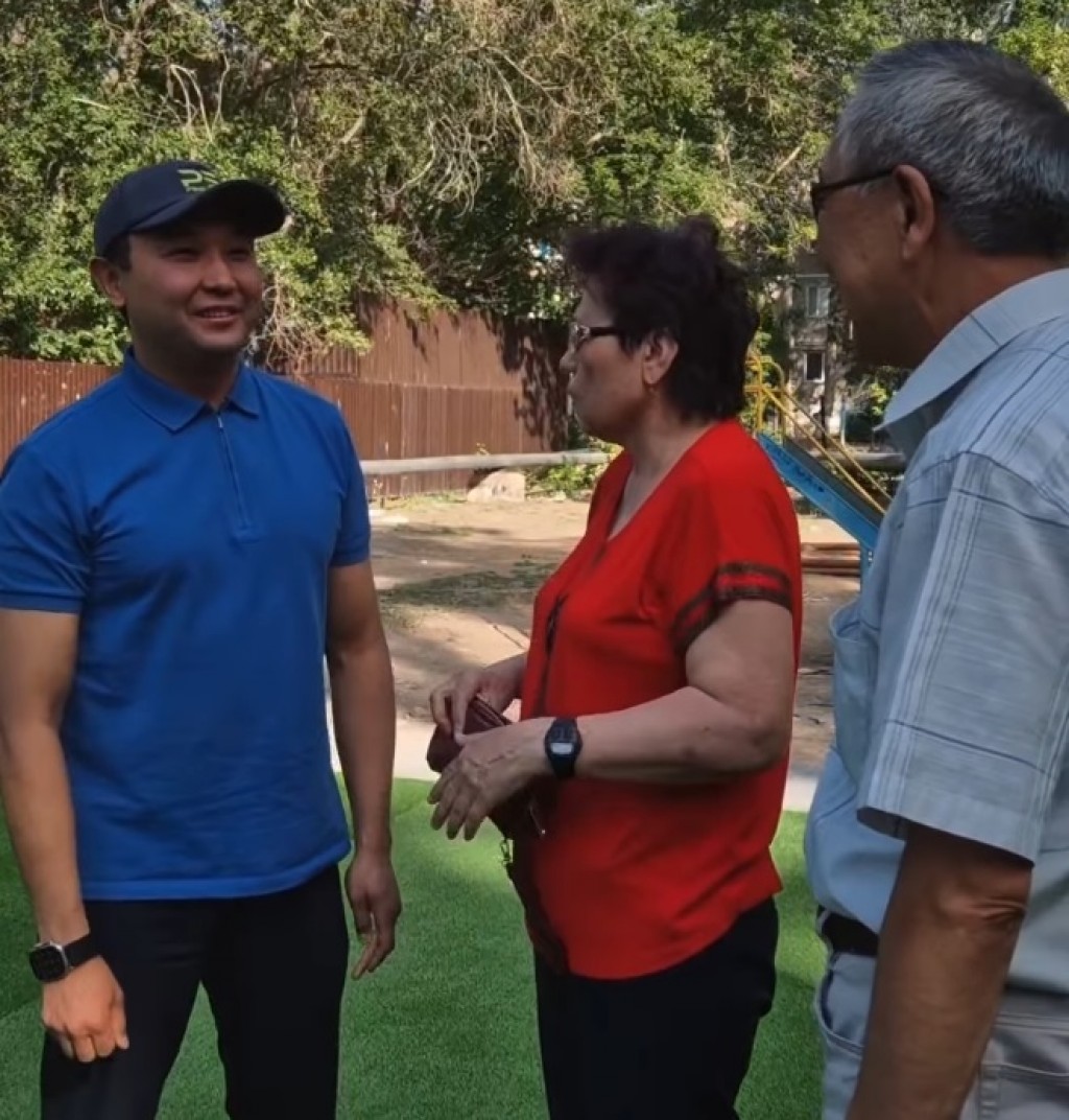 Ералы Оспанов провел обход детских площадок на Юго-востоке Караганды