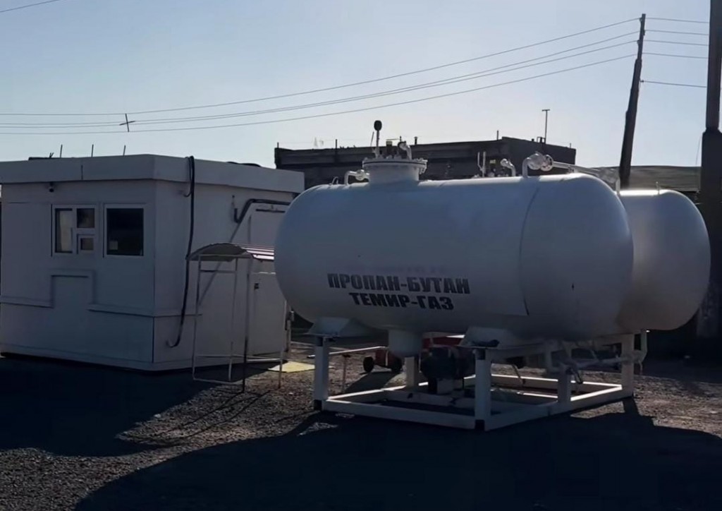 Газовая заправка появилась возле школы в Темиртау: депутат пообещал разобраться