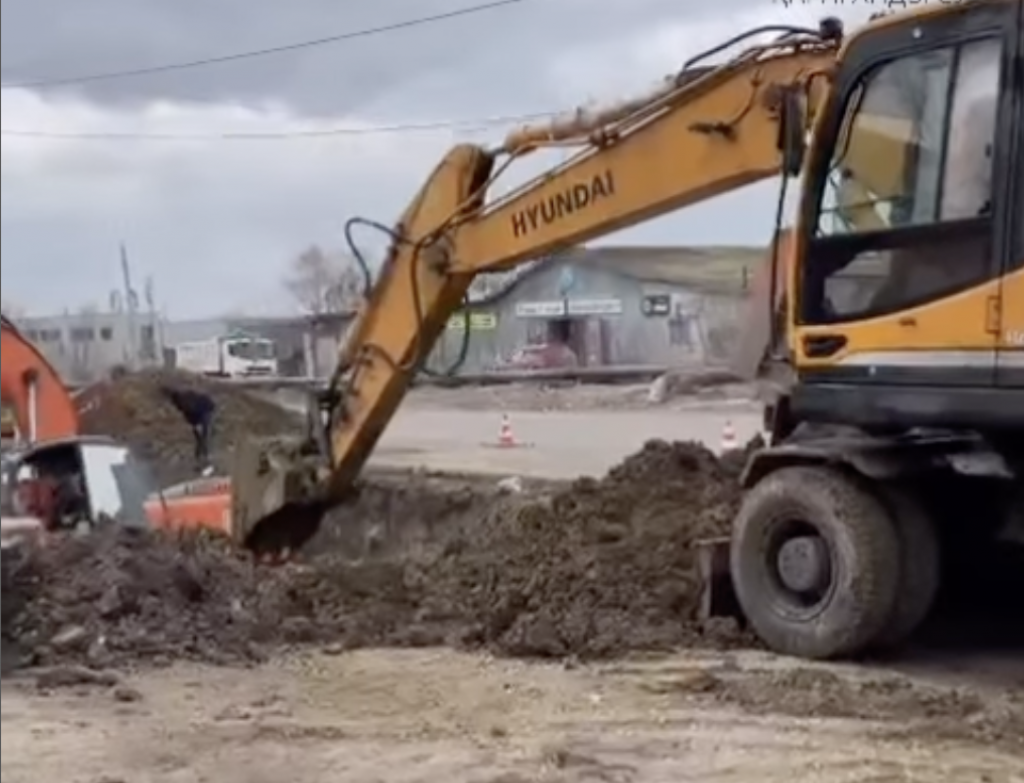 В Караганде обвалились четыре участка канализационного коллектора. В дома поступают стоки