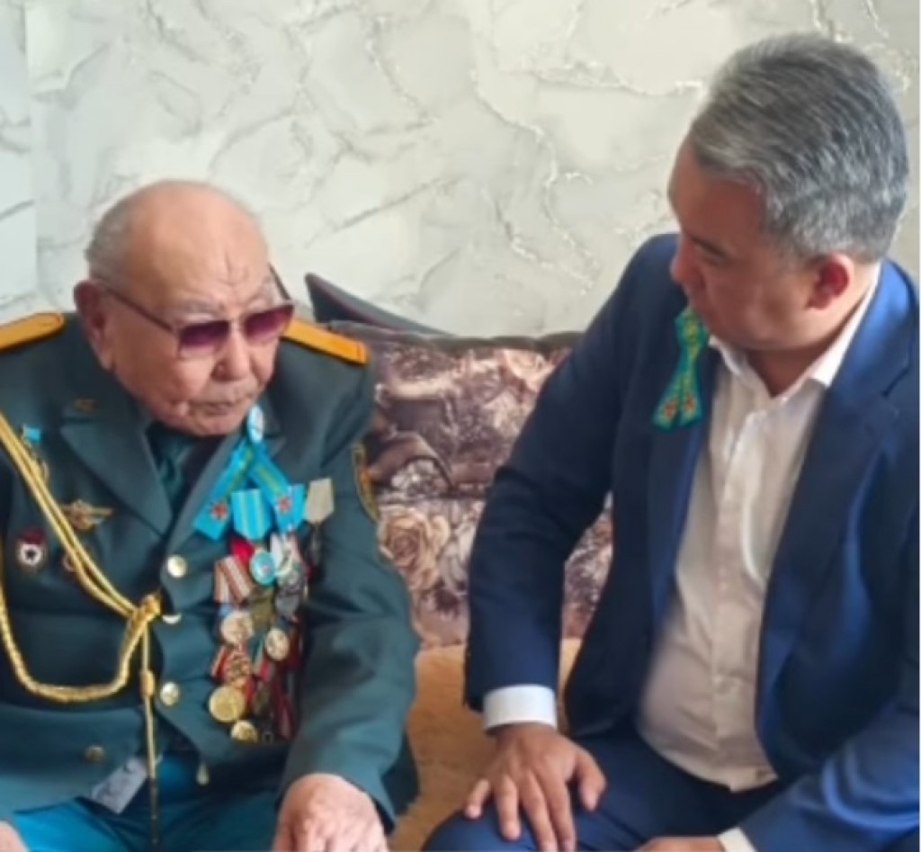 Аким лично поздравил всех ветеранов Великой Отечественной войны, проживающих в Караганде