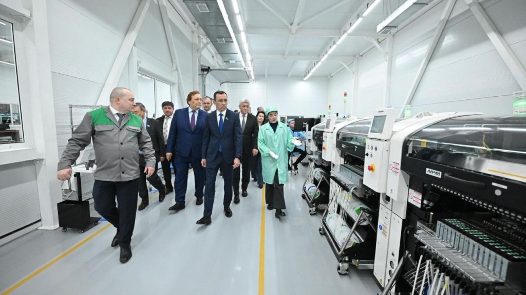 Спикер Сената встретился с работниками предприятий Карагандинской области и выступил с лекцией перед молодёжью