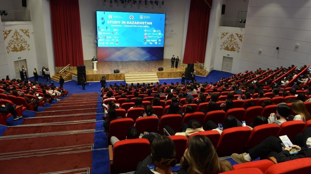 Шекарасыз жоғары білім: қарағандылық мектеп түлектерін шетелдік жоғары оқу орындарының филиалдарымен таныстырды