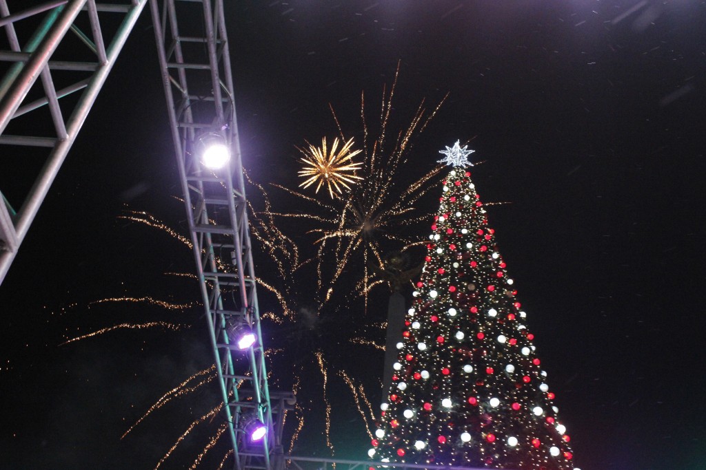 В Караганде зажглись огни на главной ёлке города