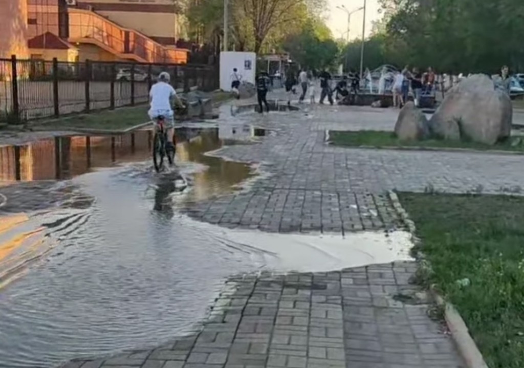 В Караганде из фонтана в одном из скверов города вытекла вода