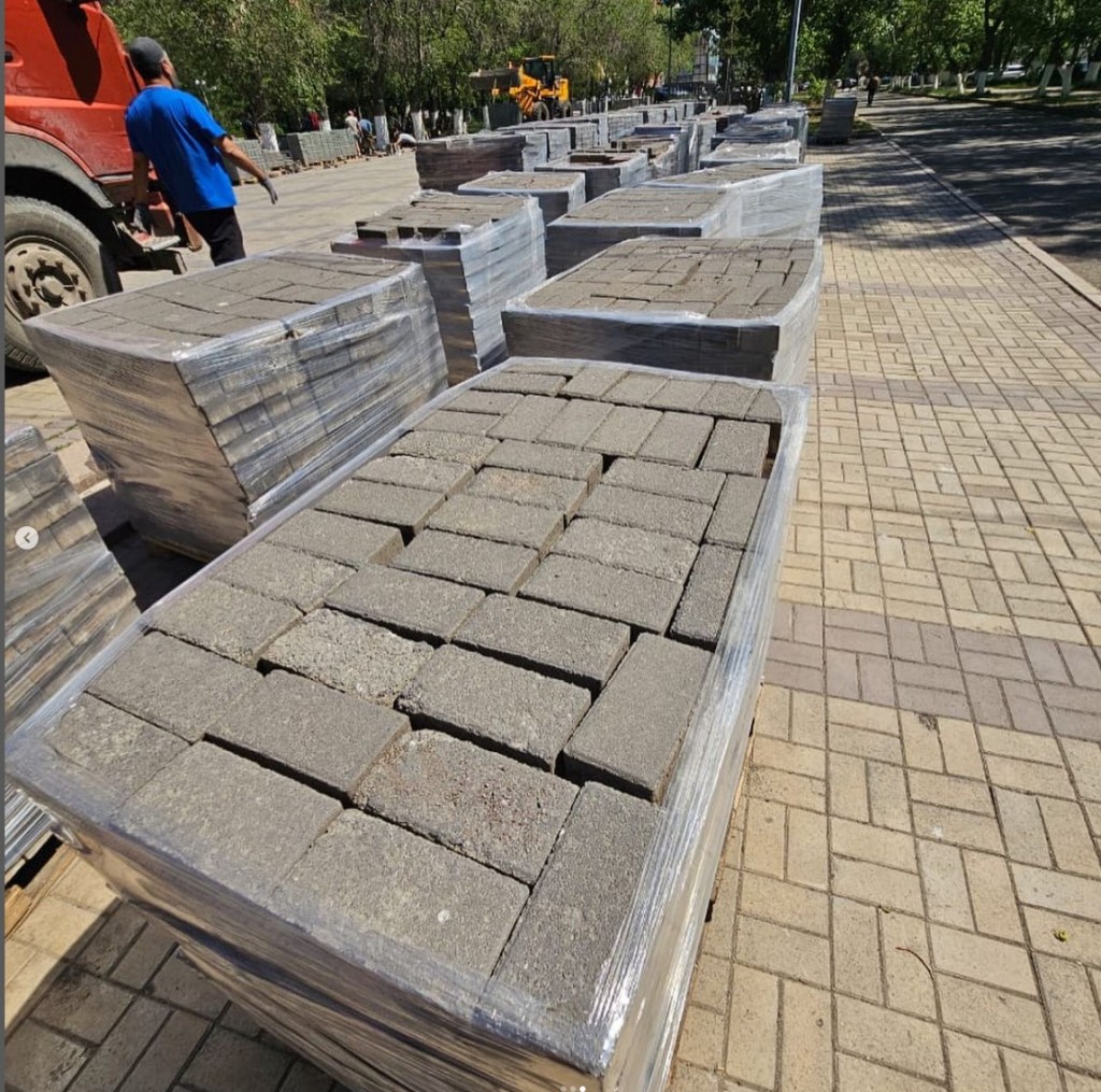 Карагандинцы решили, что в сквере у Вечного огня укладывают брусчатку плохого качества