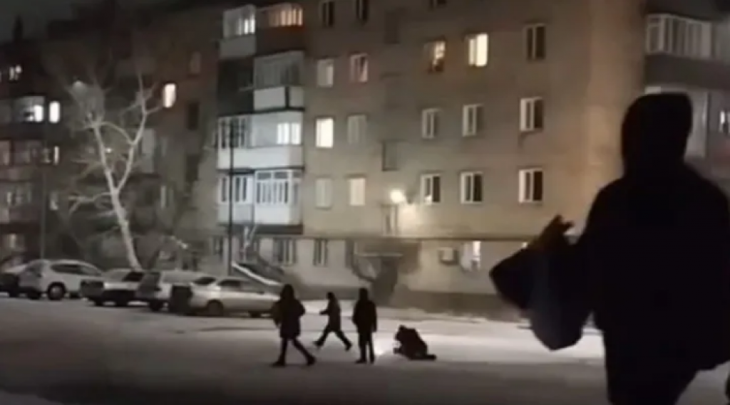 Дети бросили петарду в воротник упавшему на землю мужчине в Караганде