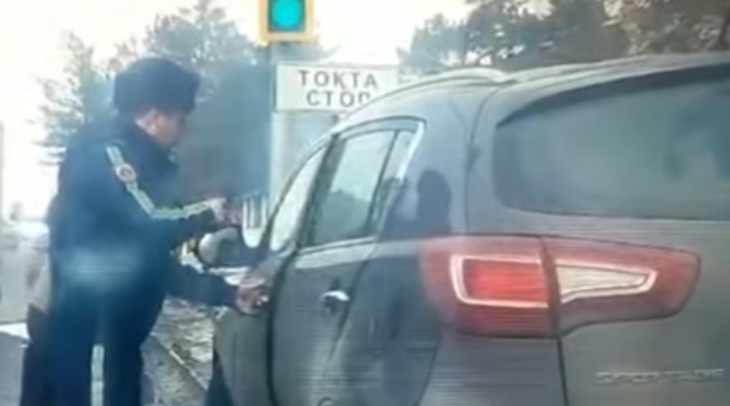 Водитель, которого спасли карагандинские полицейские, отказался от госпитализации