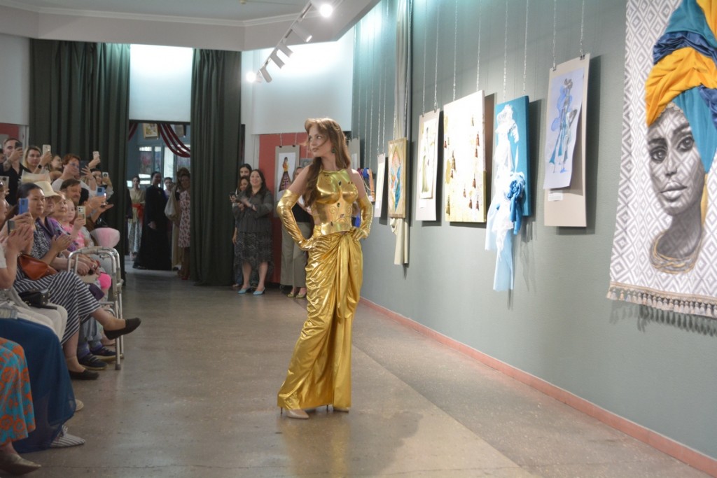 Модный экспромт: проект «От окна до подиума» представили в галерее Караганды