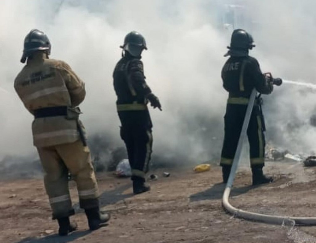 В Караганде загорелся мусоровоз