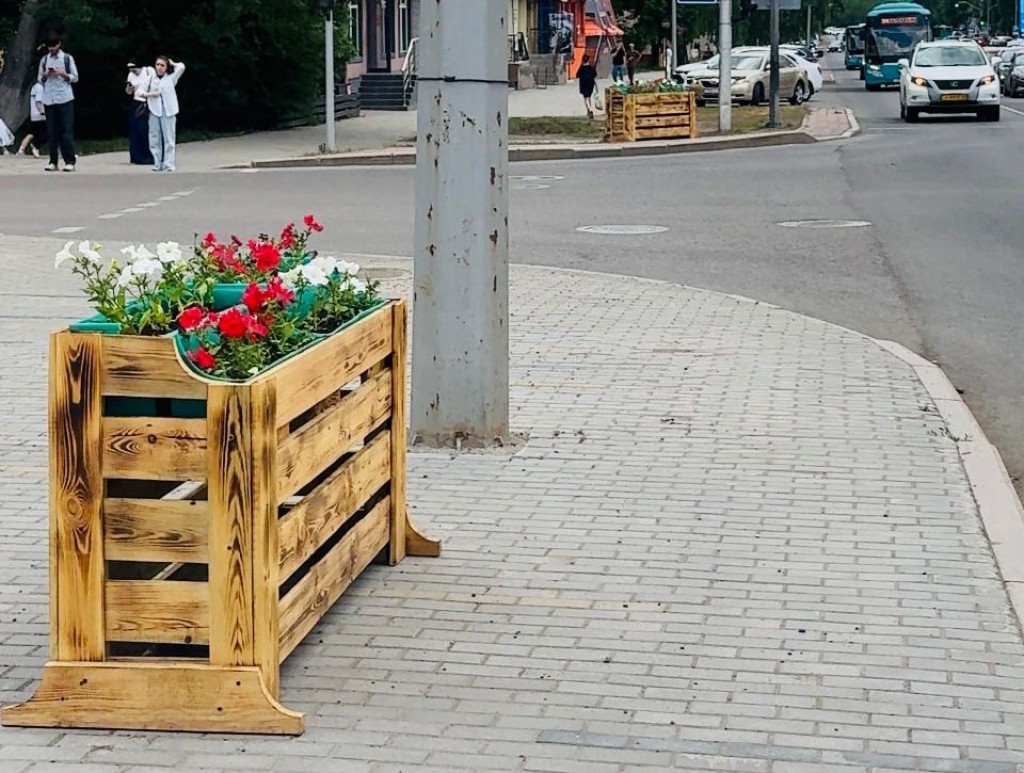 «Не все красивое должно быть дорогим»: как в Караганде создают вазоны для цветов