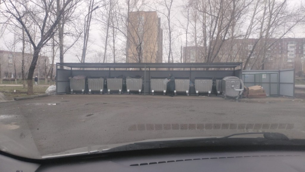 В Караганде ремонтируют и убирают мусорные площадки