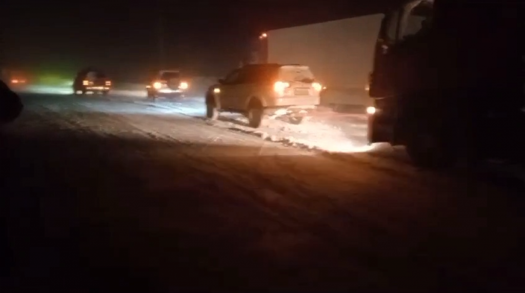 Карагандинские джиперы спасли водителя фуры, трое суток простоявшего без еды, воды и с соляркой на исходе