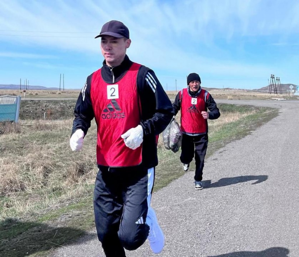 «Таза Қазақстан»: участники экомарафона в Бухаржырауском районе собирали мусор на бегу