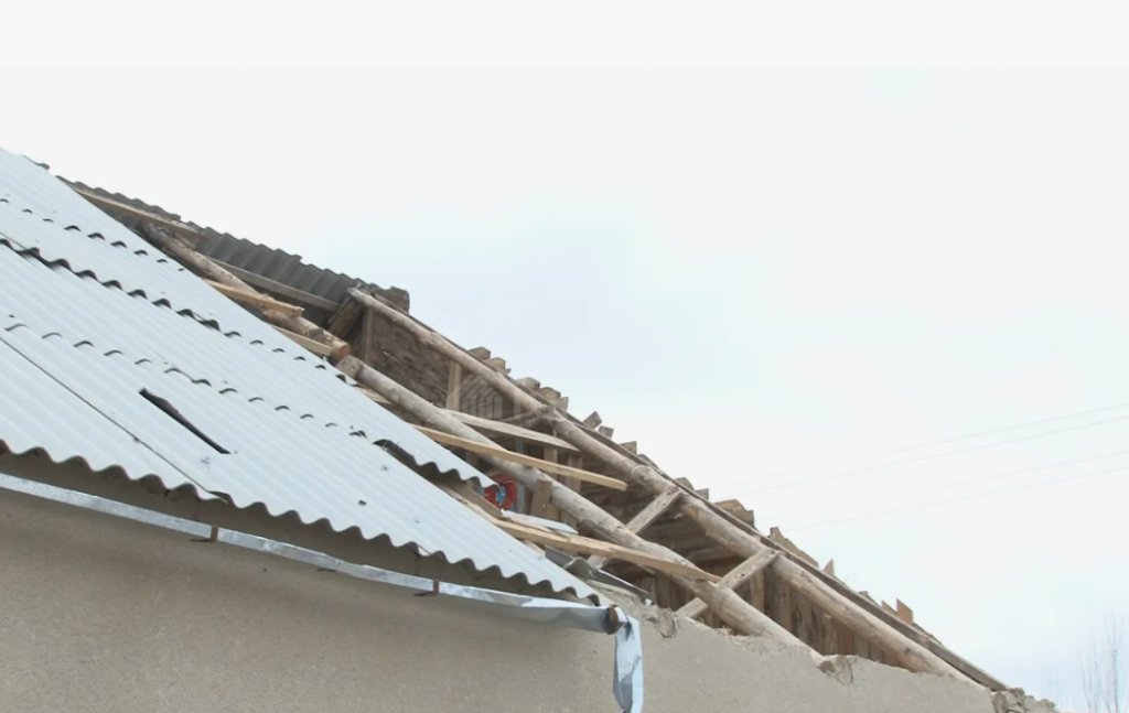 Пять случаев срыва кровель зарегистрировано из-за сильного ветра в Карагандинской области