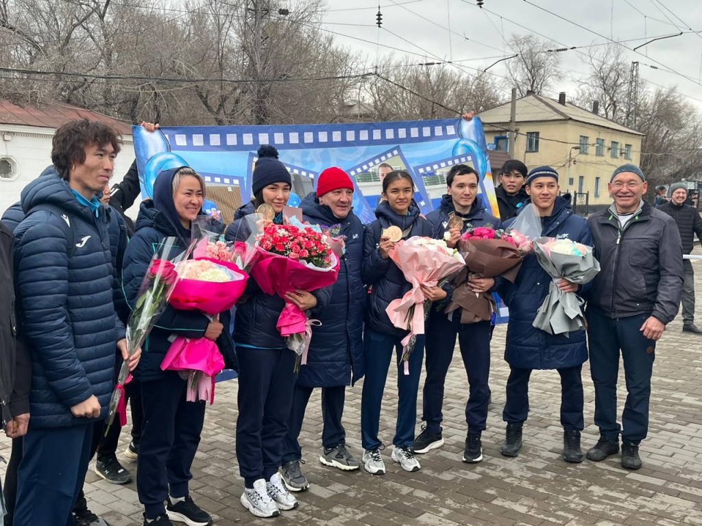 Караганда встретила героев: призеры Сурдлимпийских игр вернулись домой