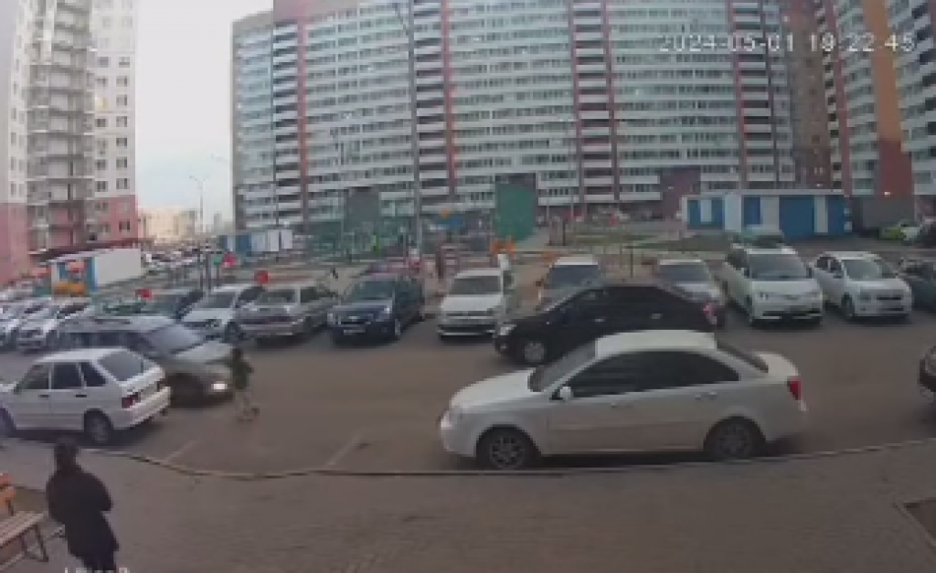 В Караганде во дворе дома водитель сбил ребенка на самокате