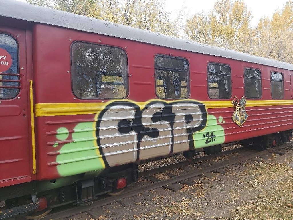 Вандалы разрисовали «Хогвартс-экспресс» в Караганде
