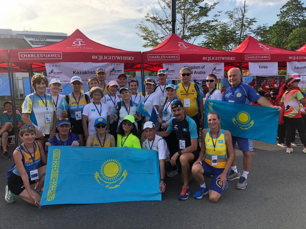 Көрінбейтін еркек ұйықтап жатқан қызды трахает ететін фильм.