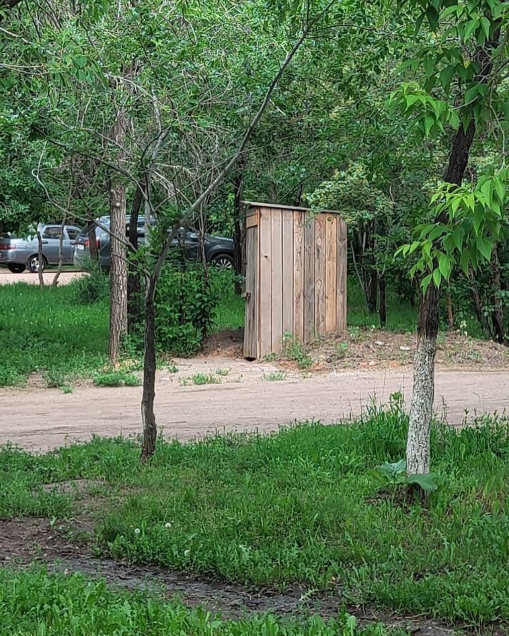 «Сельский сортир»: карагандинцев возмутил уличный туалет в парке Победы