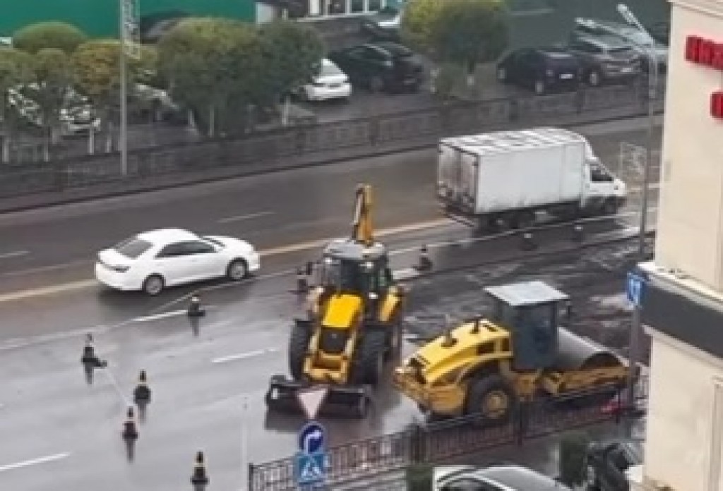 В Караганде просевший участок возле «Дома оптики» заасфальтировали заново