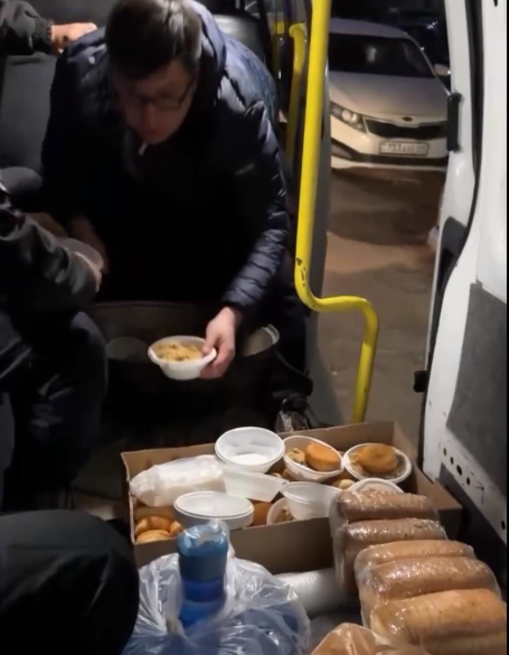 В Балхаше накормили застрявших на трассе из-за паводков водителей