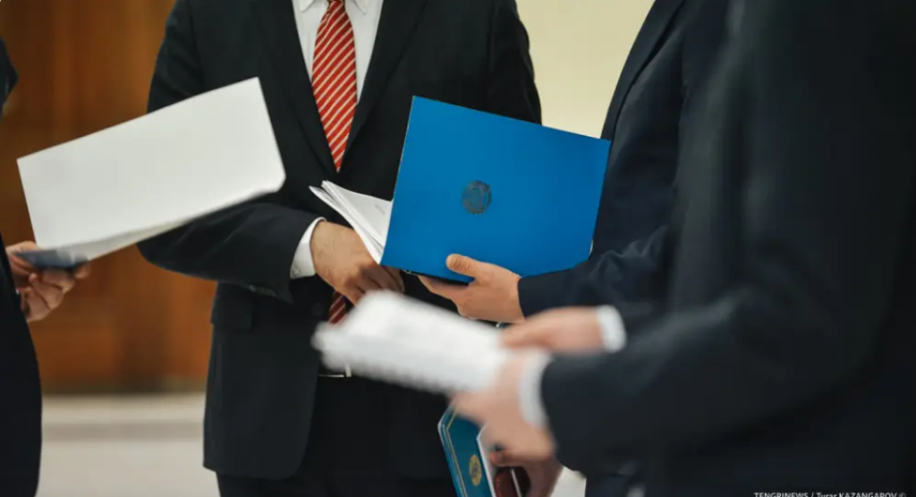 Чиновник предложил увеличить зарплату и количество бонусов госслужащим