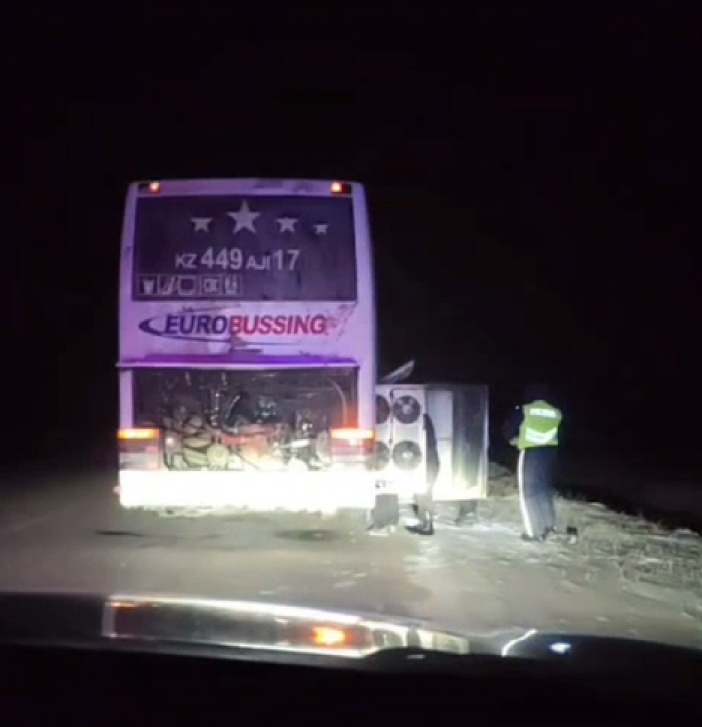 Патрульшілер Қарағанды-Шідерті тас жолында қатып қалған автобустың жолаушыларын құтқарды