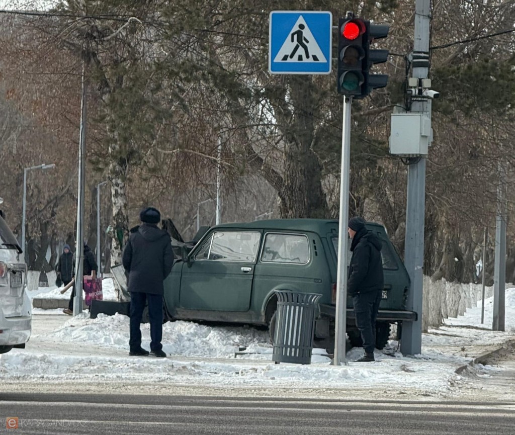 В Караганде в результате ДТП снесли LED-экран