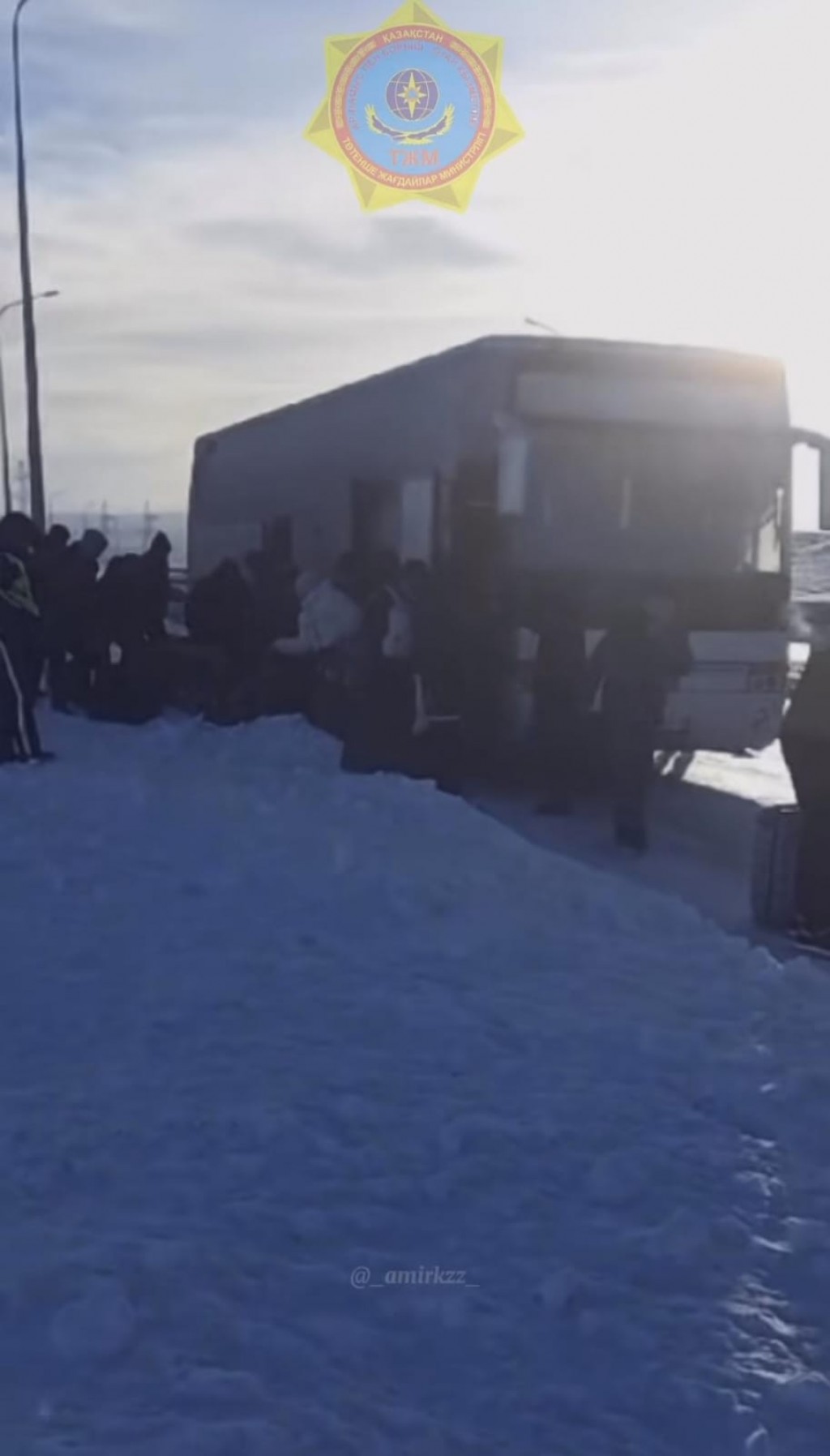 Спасатели эвакуировали более 40 пассажиров из сломавшегося автобуса в Карагандинской области