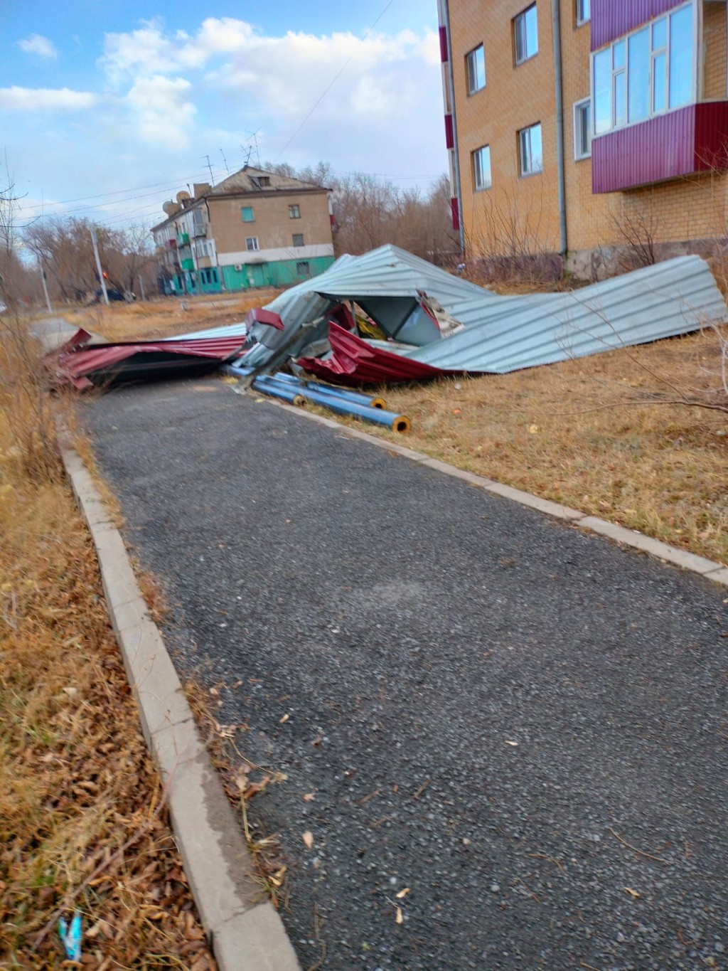 На территории Карагандинской области уже зафиксировано 9 случаев срыва кровель
