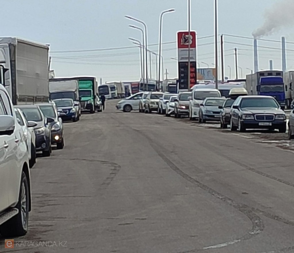 Жүздеген автокөлік жүргізушілері Балқаш — Қарағанды тас жолының ашылуын күтуде