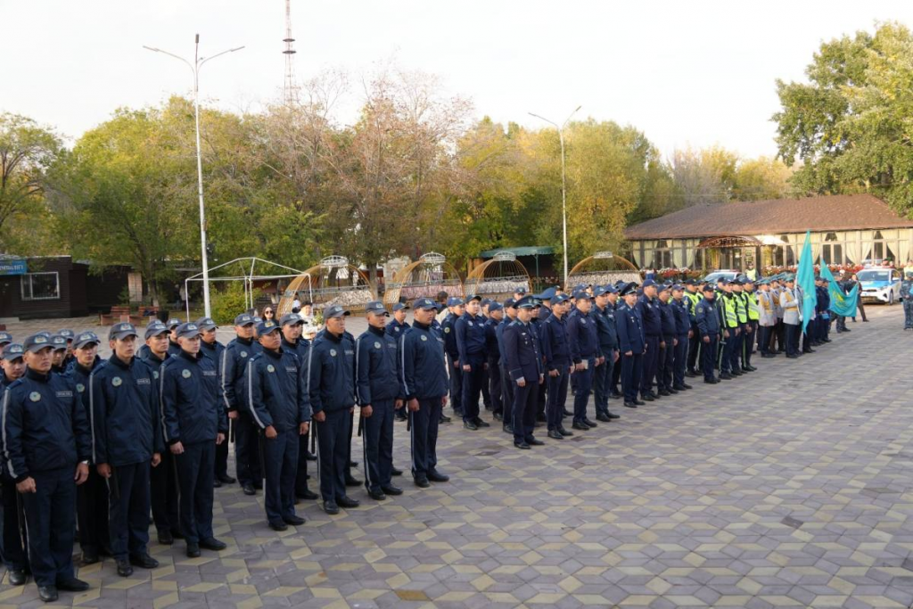 Молодежь и добровольцы присоединились к гарнизонному разводу в Караганде