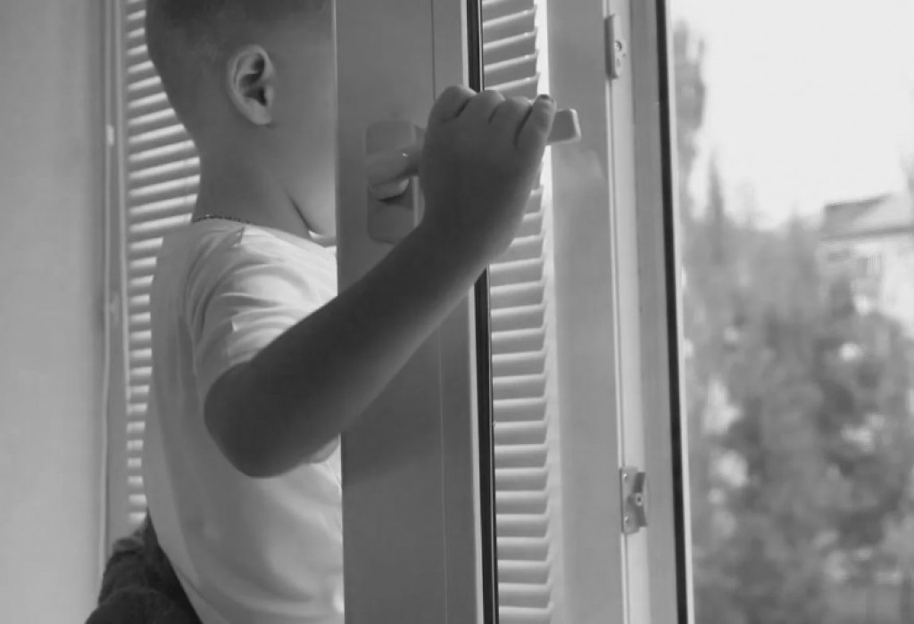 В Караганде из окна 7 этажа выпал ребенок