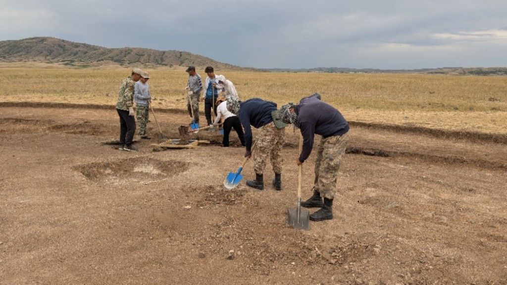 Аяқ астындағы порно видеоларды қараңыз