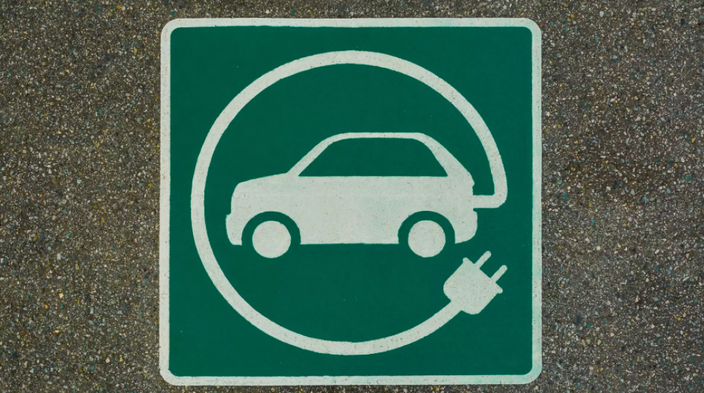 Обяжут ли владельцев электромобилей клеить спецзнаки на лобовое стекло