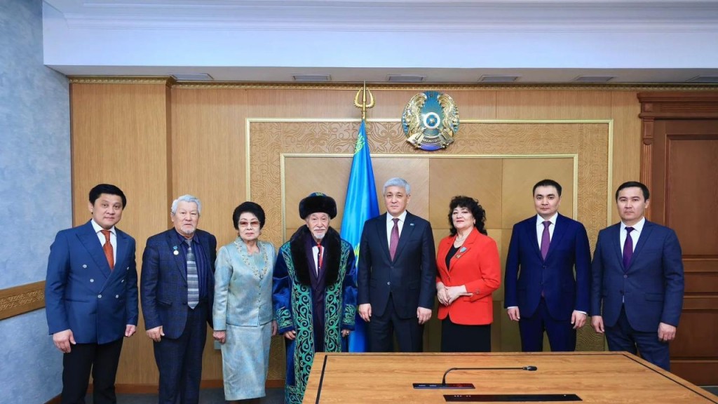 Ермағанбет Бөлекпаев Қазақстанның еңбек сіңірген әртісі Ерғали Жүніспековтың мерейтойымен құттықтады