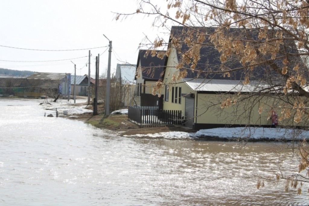 Из-за засыпанной водопропускной трубы дачи карагандинцев оказались в воде