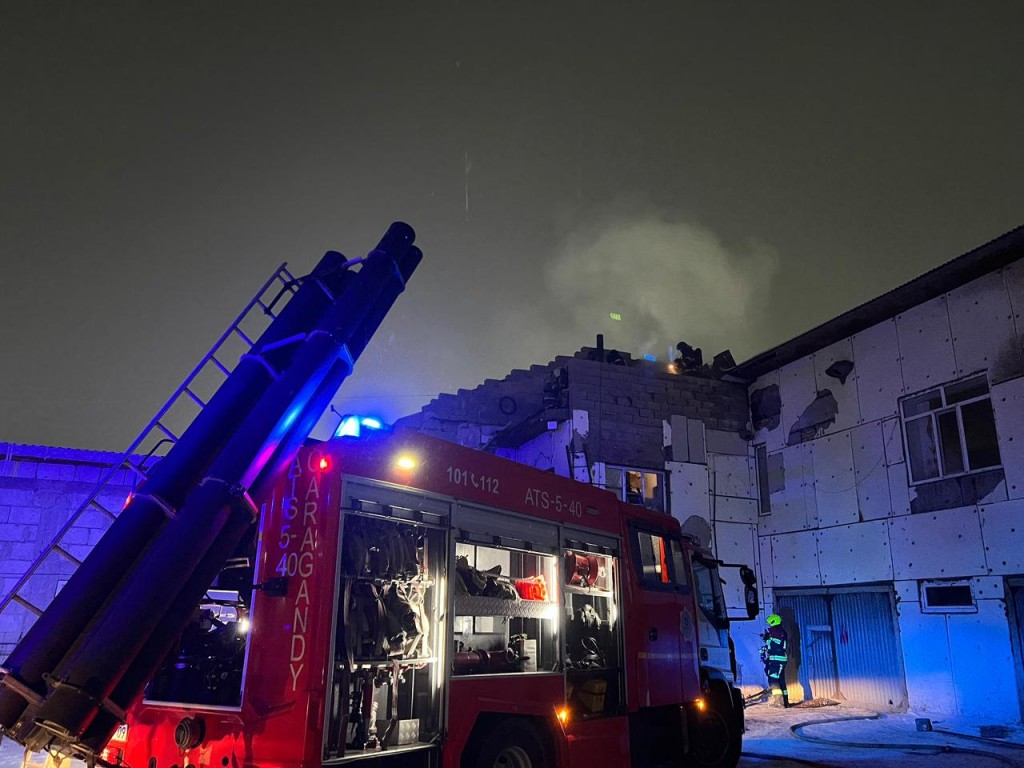 Огонь повредил авто и постройки в Караганде и Темиртау