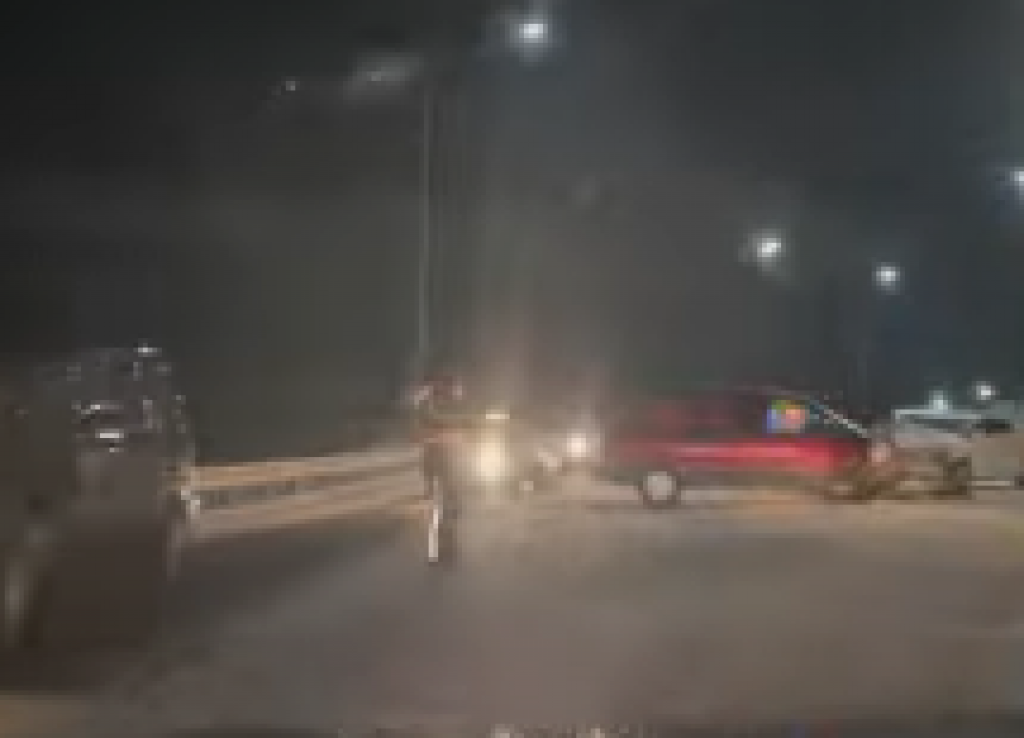 На одном из путепроводов Караганды столкнулись шесть автомобилей