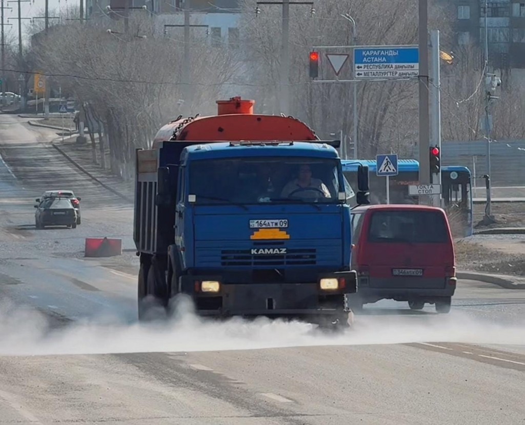 В Темиртау улицы приводят в порядок после зимы