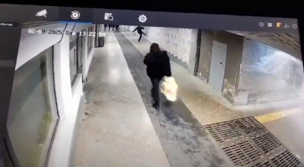 Мужчину, сломавшего потолок в подземном переходе Караганды, зафиксировала камера