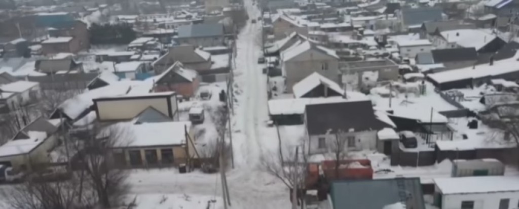 В Караганде вывозят снег с наиболее подверженных к подтоплению участков