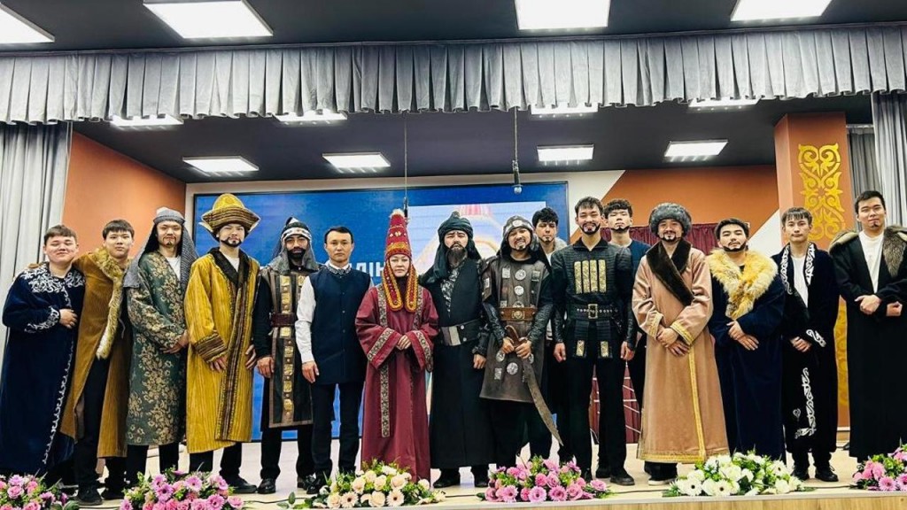 История, рассказанная детьми: в карагандинской школе представили спектакль «Бала Қазыбек»